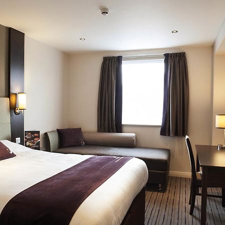 Premier Inn High Wycombe/Beaconsfield Extérieur photo