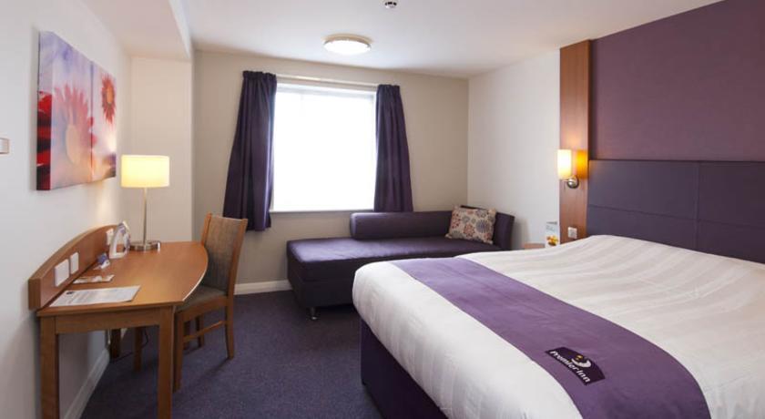 Premier Inn High Wycombe/Beaconsfield Extérieur photo
