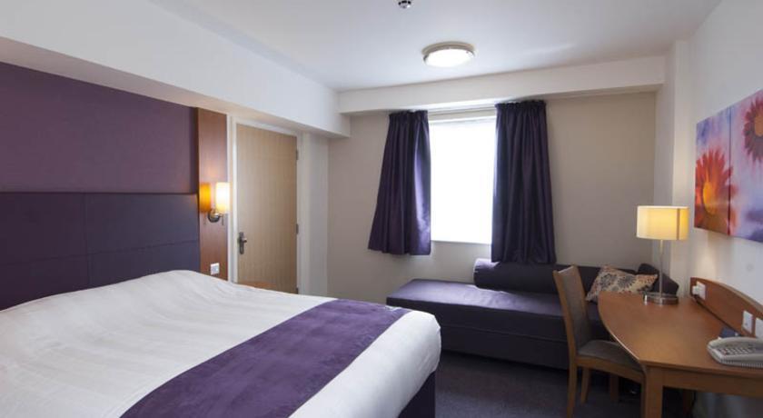 Premier Inn High Wycombe/Beaconsfield Extérieur photo