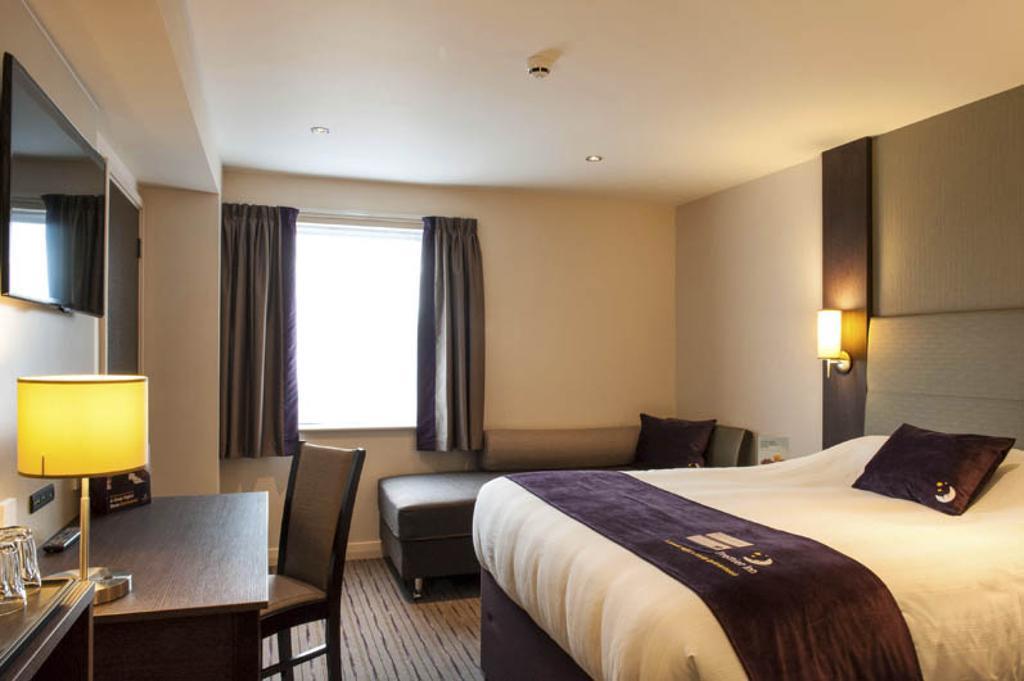Premier Inn High Wycombe/Beaconsfield Extérieur photo