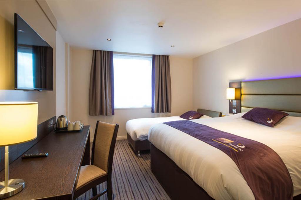 Premier Inn High Wycombe/Beaconsfield Extérieur photo