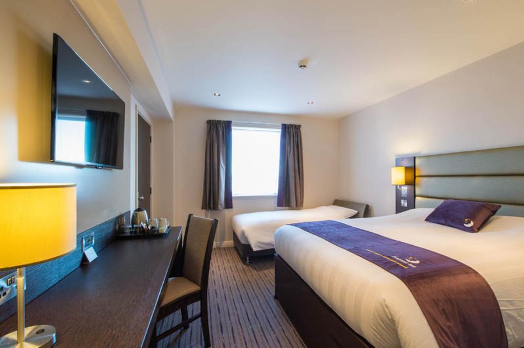 Premier Inn High Wycombe/Beaconsfield Extérieur photo
