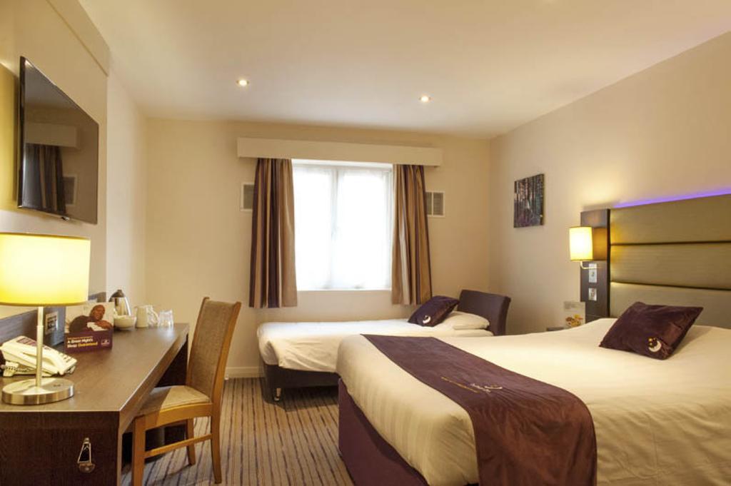 Premier Inn High Wycombe/Beaconsfield Extérieur photo