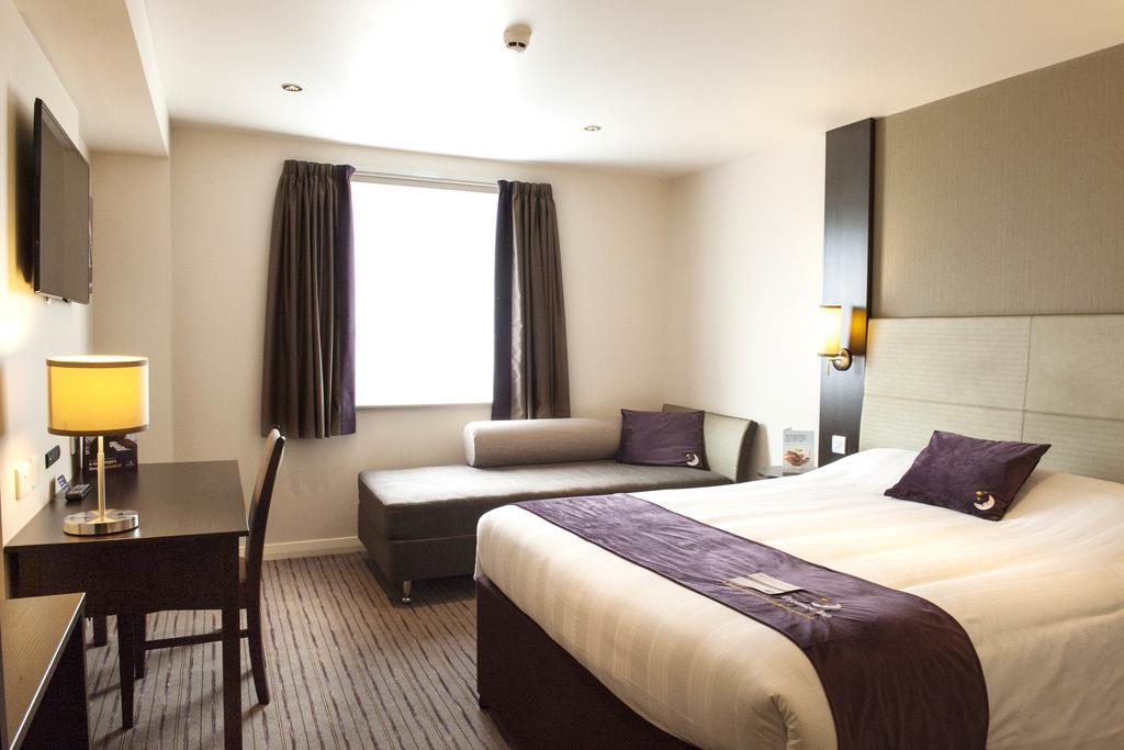 Premier Inn High Wycombe/Beaconsfield Extérieur photo