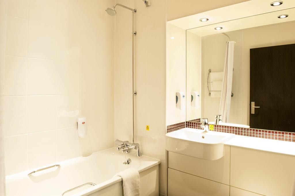 Premier Inn High Wycombe/Beaconsfield Extérieur photo