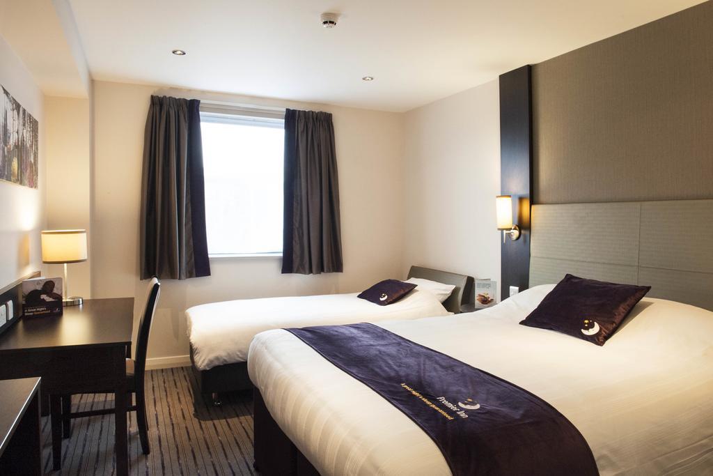 Premier Inn High Wycombe/Beaconsfield Extérieur photo