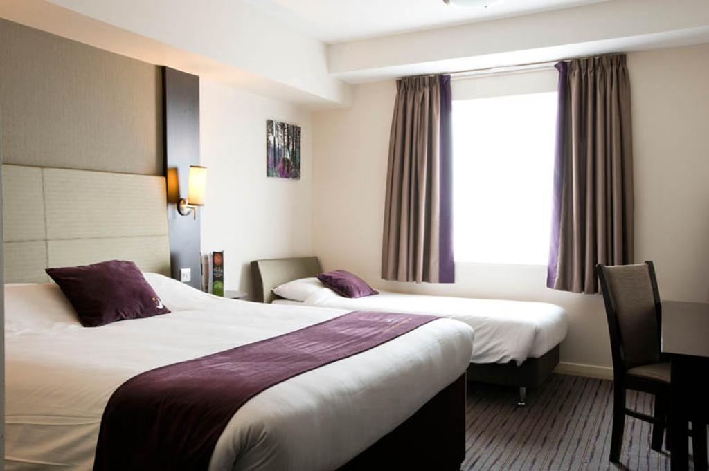 Premier Inn High Wycombe/Beaconsfield Extérieur photo