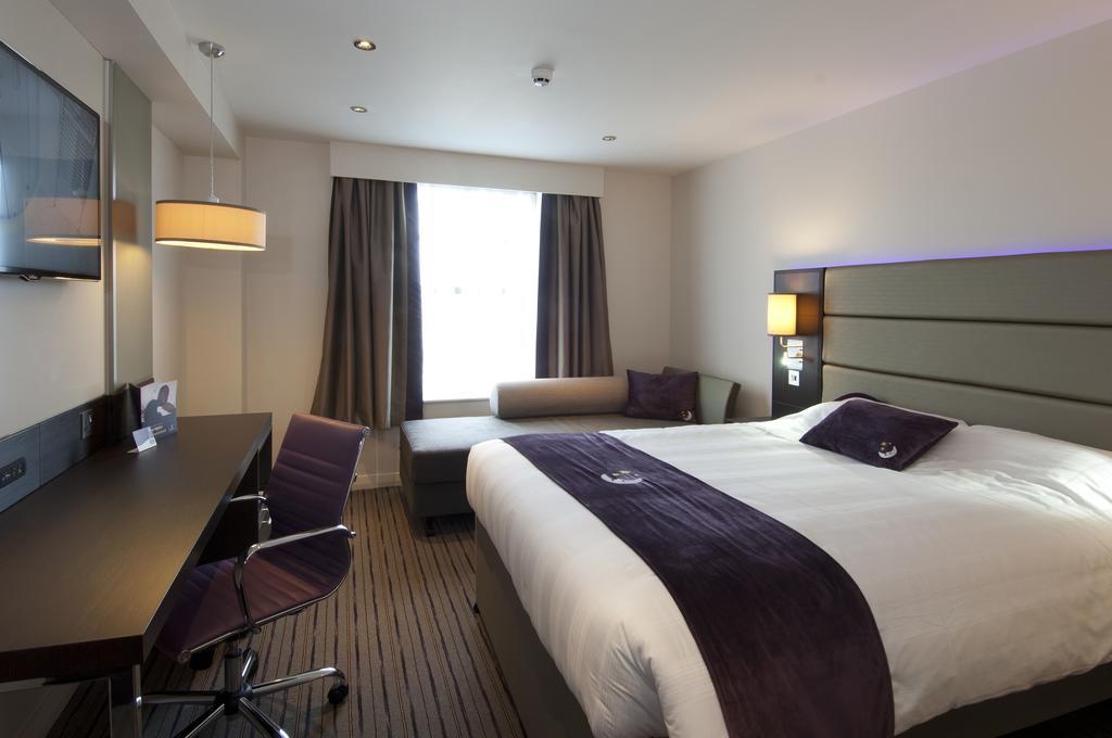 Premier Inn High Wycombe/Beaconsfield Extérieur photo