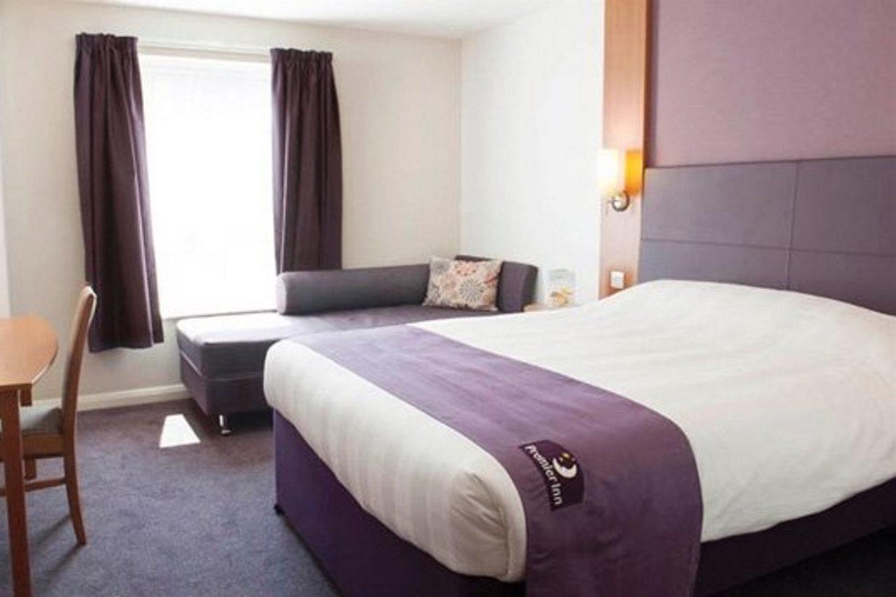 Premier Inn High Wycombe/Beaconsfield Extérieur photo