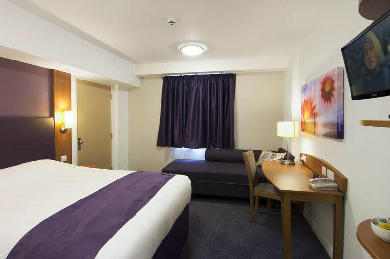 Premier Inn High Wycombe/Beaconsfield Extérieur photo